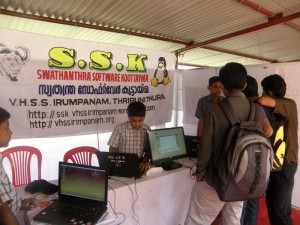 Imagen de estudiantes durante un evento sobre el software libre.