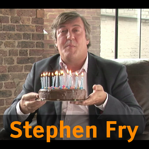  [Foto de Fry apresentando o bolo de aniversário do GNU, com o texto:
“Stephen Fry”] 